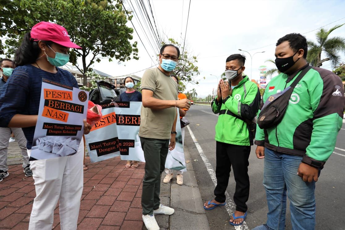 podiumnews.com-Jelang Tahun Baru Wabup Suiasa Berbagi Tali Kasih